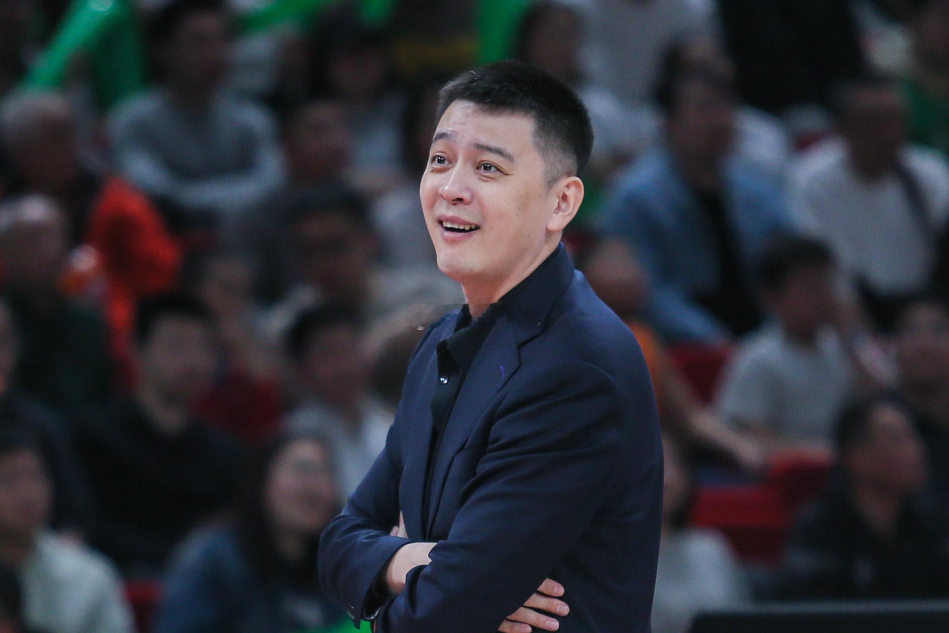 辽宁队官宣杨鸣离任球队主教练，从球员到教练，杨鸣为辽宁立下赫赫战功，经历过辽宁从