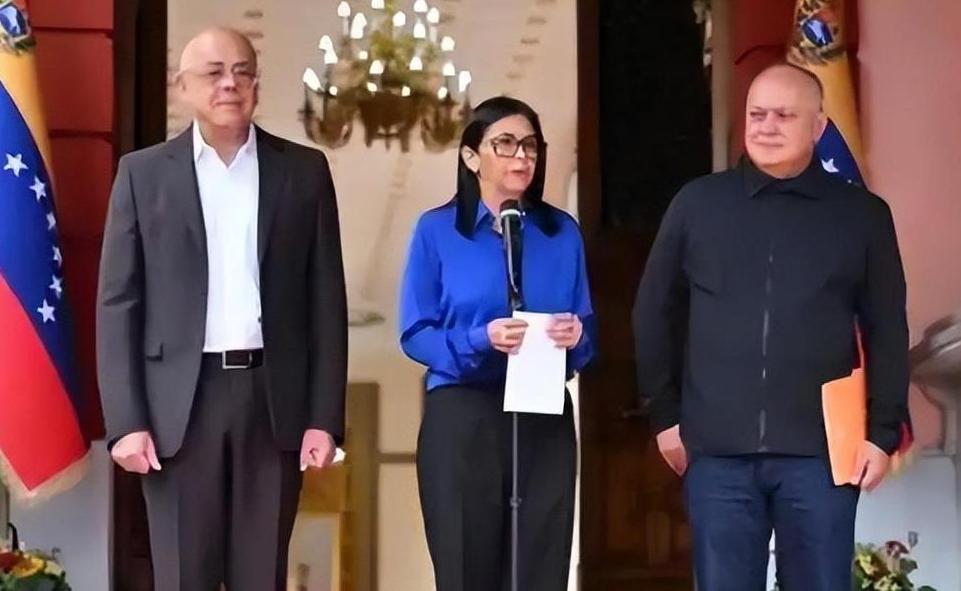 内奸是她和她兄弟
        《卫报》近日独家报道了马杜罗被拘的内幕真相，这