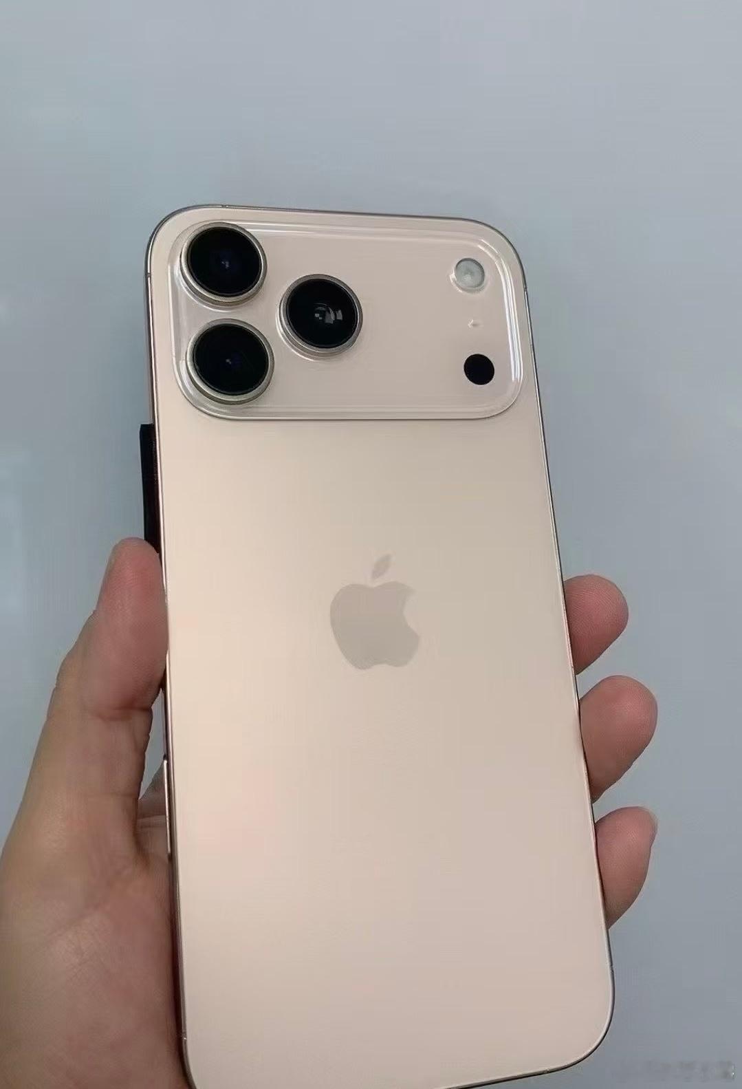 iPhone17或9月10日开启预订  之前朋友圈早早的就准备抢新品，今年没什么
