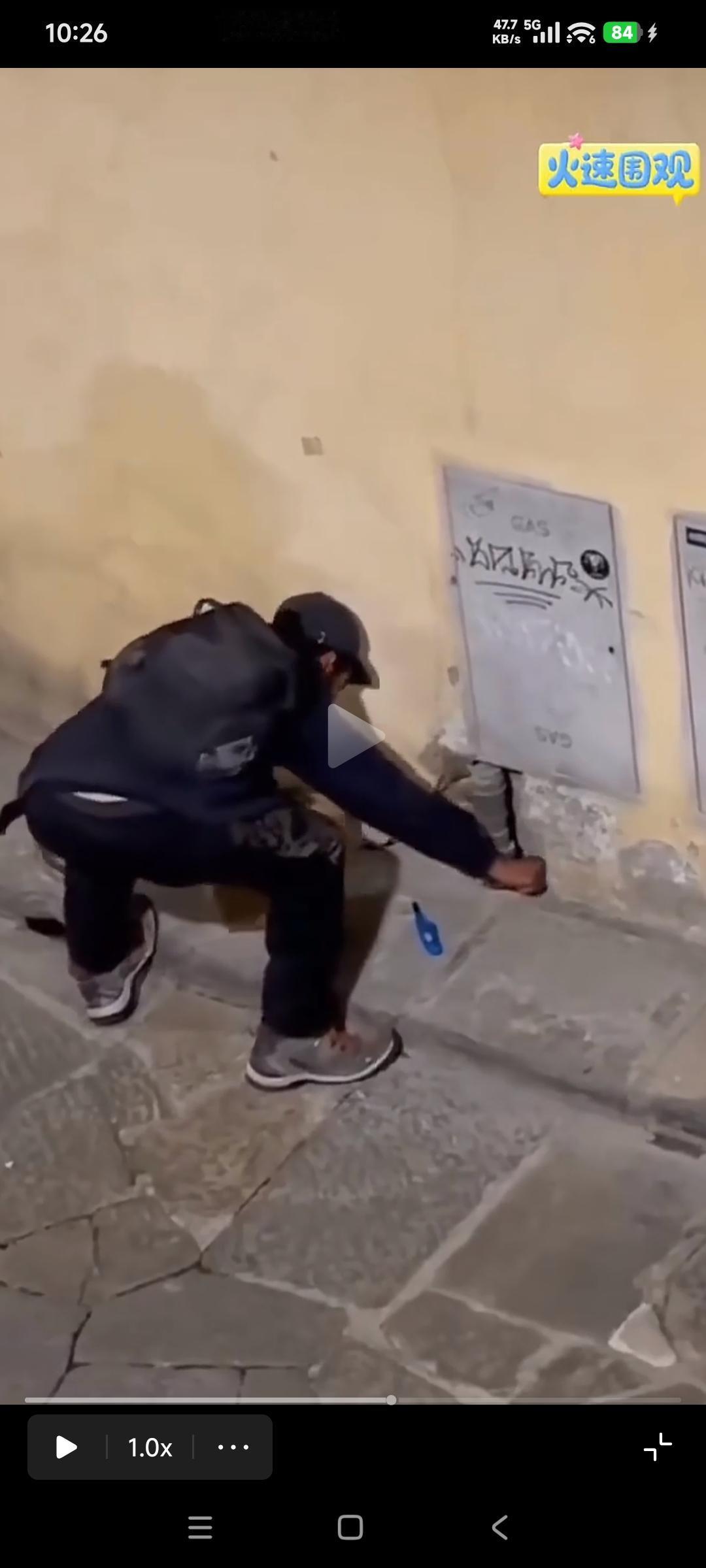 意大利佛罗伦萨，非法移民抱怨福利太低，准备点燃煤气管道抗议。

这种就是我没饭吃