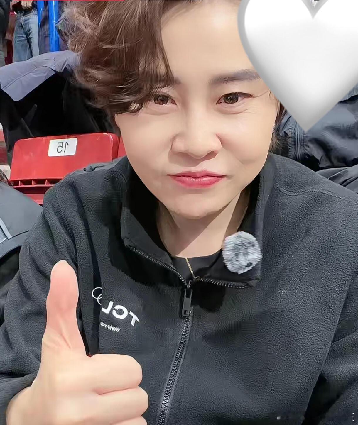 王濛看老朋友领奖的反应 谁懂这种情怀！王濛看方塔娜领奖全程紧绷，老对手并肩走过职