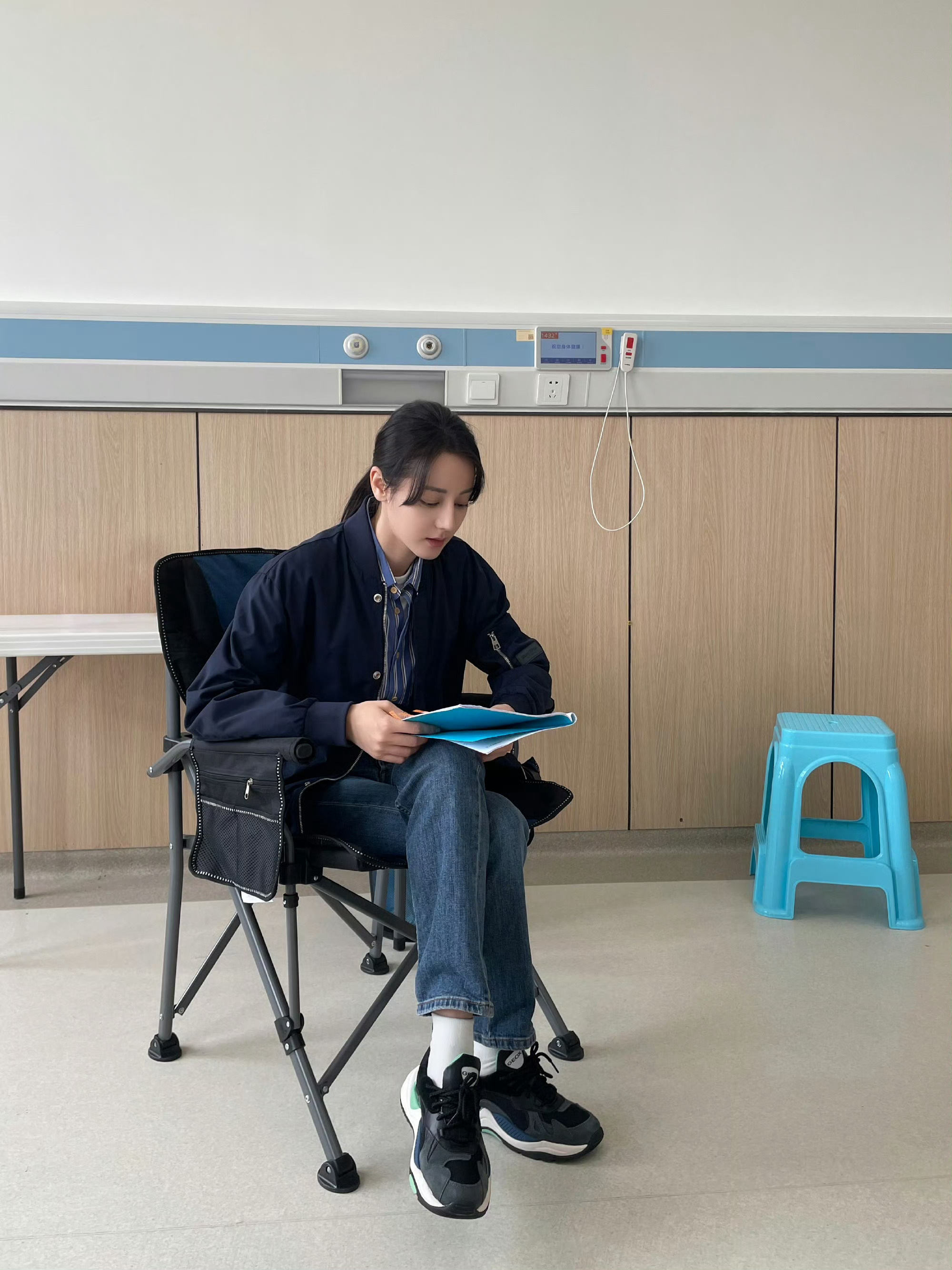 迪丽热巴抓拍成功抓拍到利剑玫瑰热巴看剧本花絮图[哇] ​​​