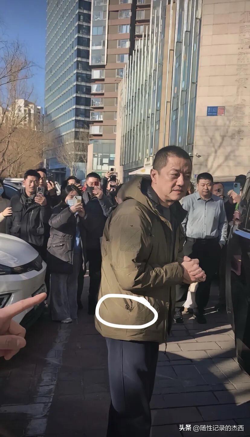 这位50多岁的男明星实在是太低调了，穿着一件口袋都有点坏的外套就出门了，接地气又