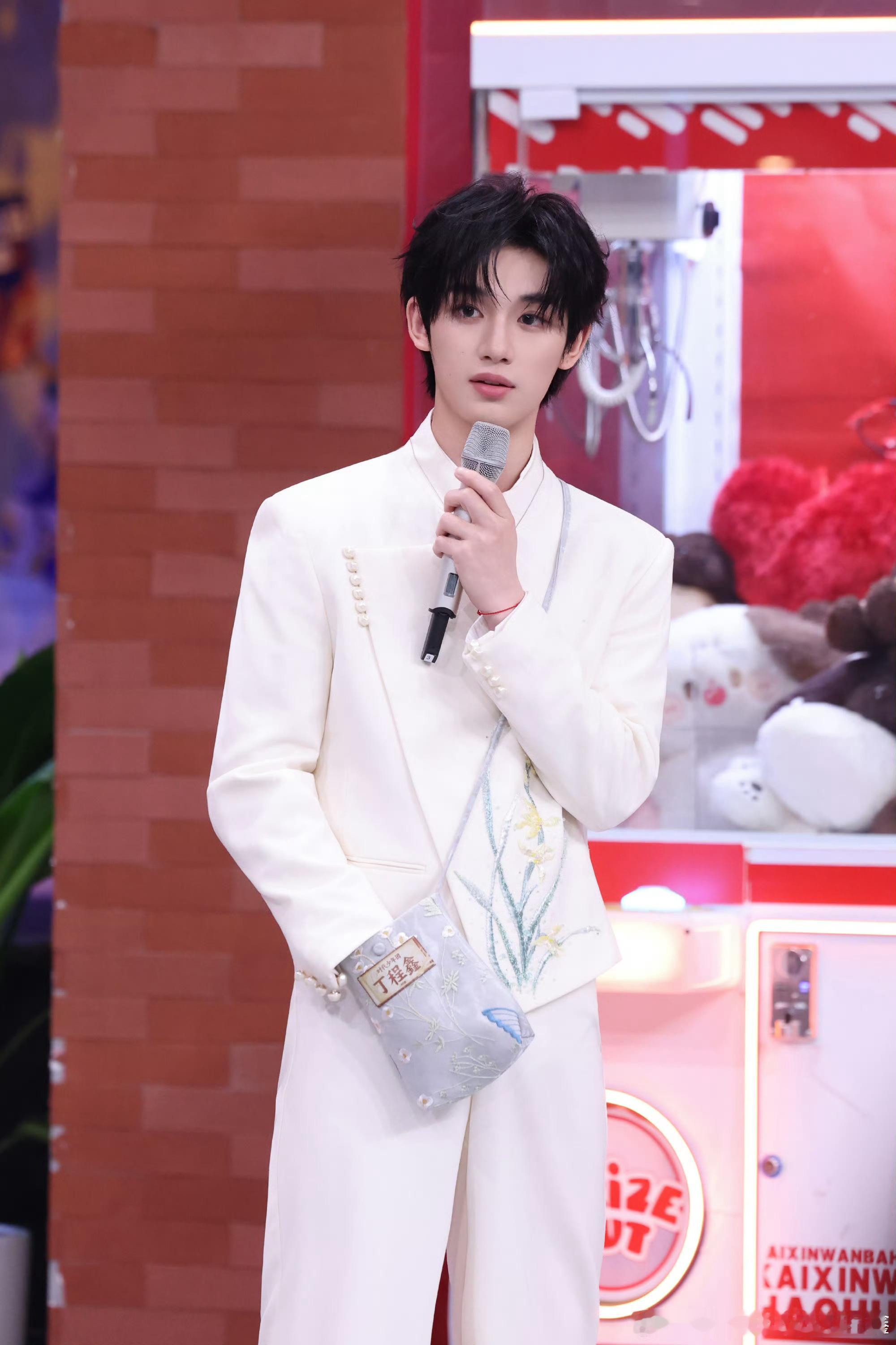 丁程鑫 ⭐丁程鑫 开始推理吧4 玫瑰你拿才好看大海和你才浪漫.