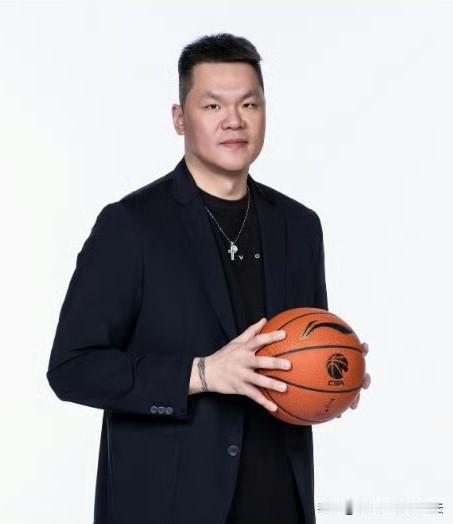 深夜重磅！朱芳雨正式离任广东宏远总经理，“宏远王朝”的缔造者之一，也走了。

据