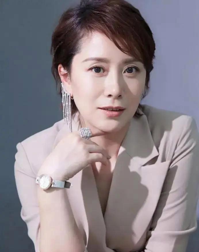 拍《蜗居》时，导演邀请海清出演海萍。

海清一口回绝，还挑三拣四地提要求。

她