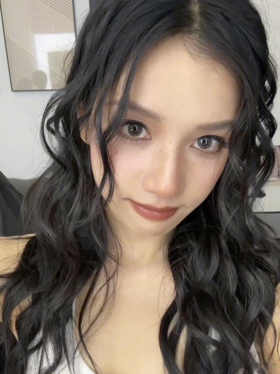 张婧仪身上的野性张力张婧仪野性美溢出屏幕了小烟熏配上她的神颜，是风与刀锋的交汇，