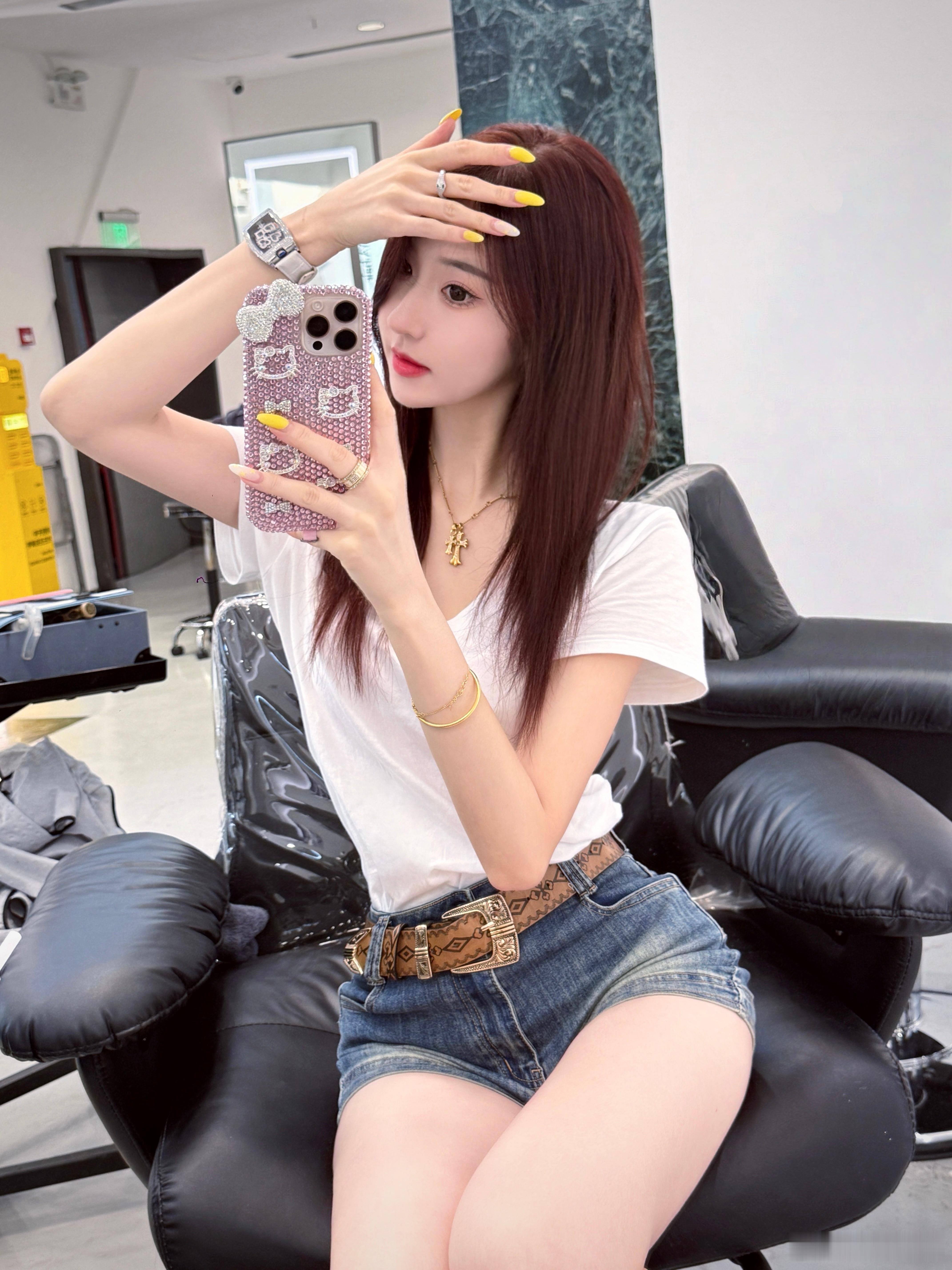 染红发只有0次和无数次💇‍♀️树莓红太显白啦 剪了个刘海[哇]美美嘟很安心染发