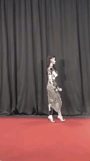 现在的社会啊，人要装机器人，机器人要装人