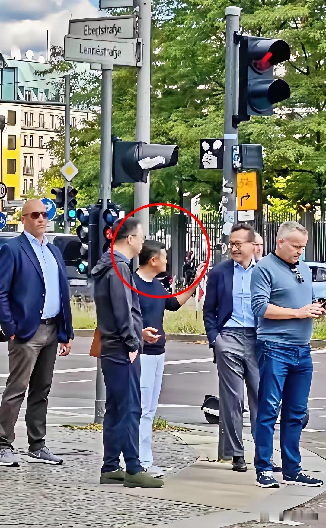 看完世界杯决赛后，马云一行到纽约大街上闲逛，没有任何路人围观…

美国人与我们中