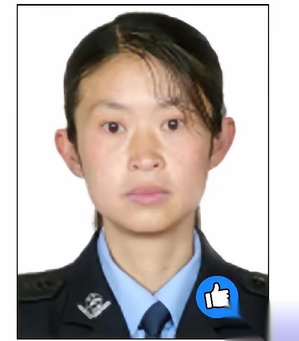 哎，你看看这份档案，我盯着半天没缓过神来。
干了22年警察，咋才二级警长啊？
她