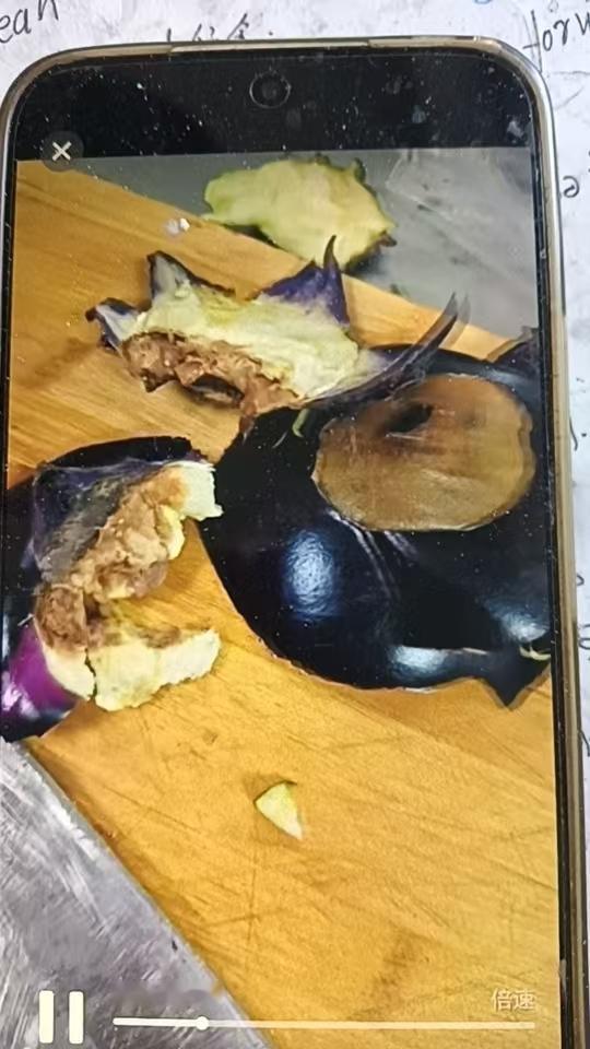 我应该把茄子换回来吗？
4月26号，我给一个饭馆，送了5斤多茄子，他今天说5斤多
