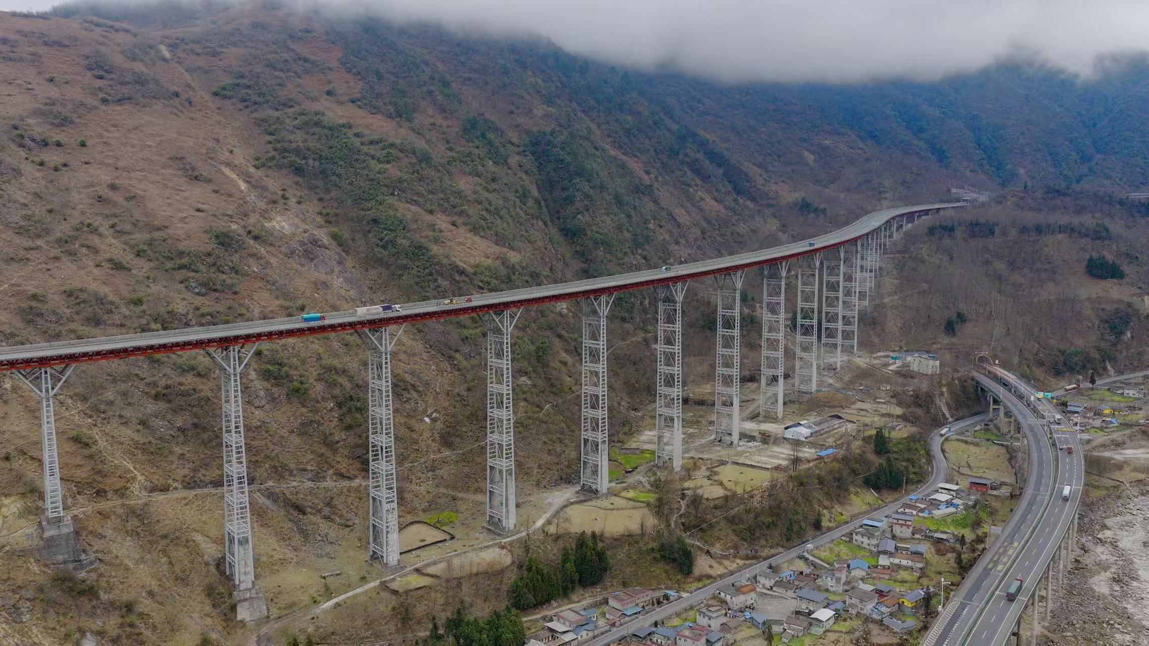 极氪回应中铁建邀请从平原到高原，从荒漠到雪域，“基建狂魔”中国铁建承建的公路网络