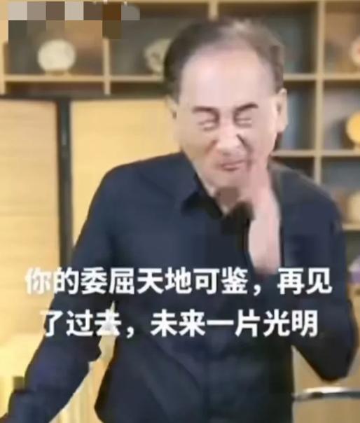 侯耀华徒弟谢雷直播间大扇自己巴掌，难道是为了模仿向佐？[心]

当得知自己的师傅