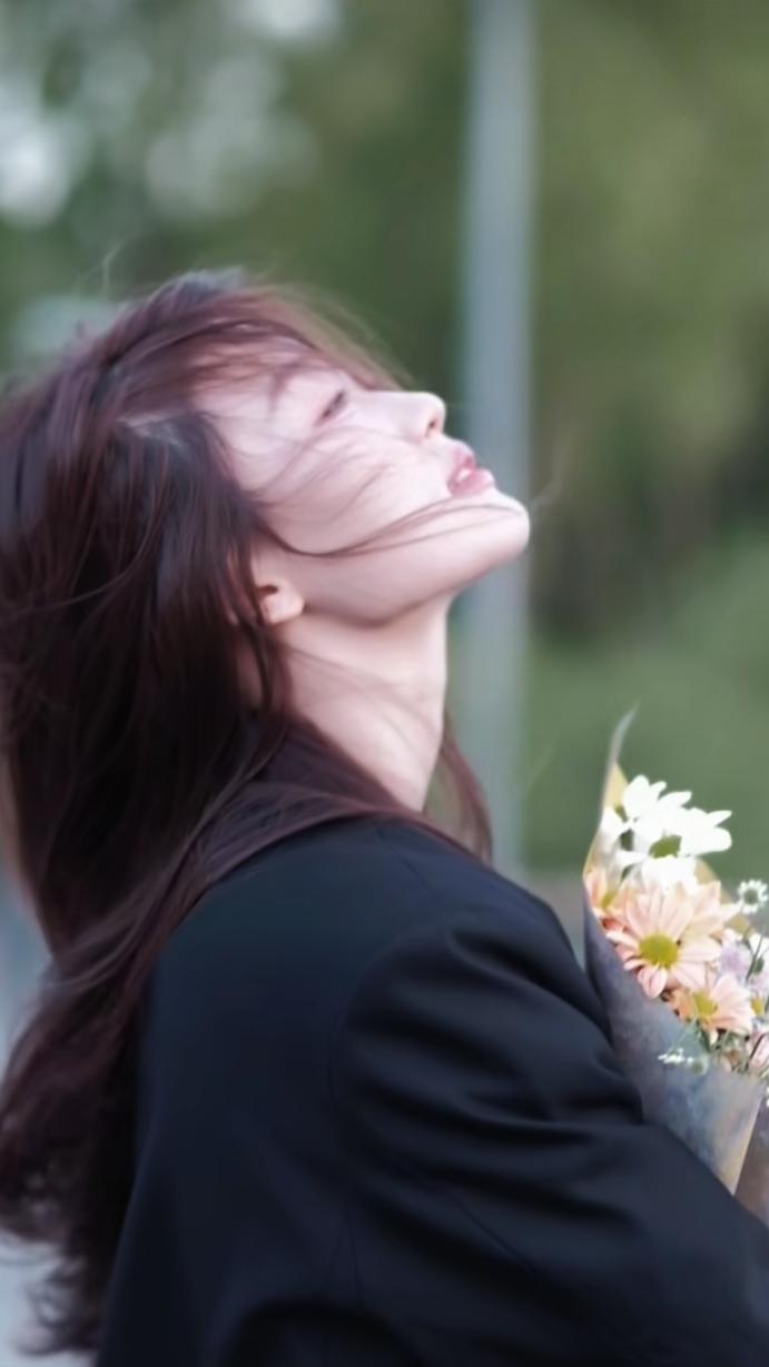 昨日晚上，一个丹青友友，把一幅莲花画以手机视频发给我。我喜欢这幅画，看着上面的蓝