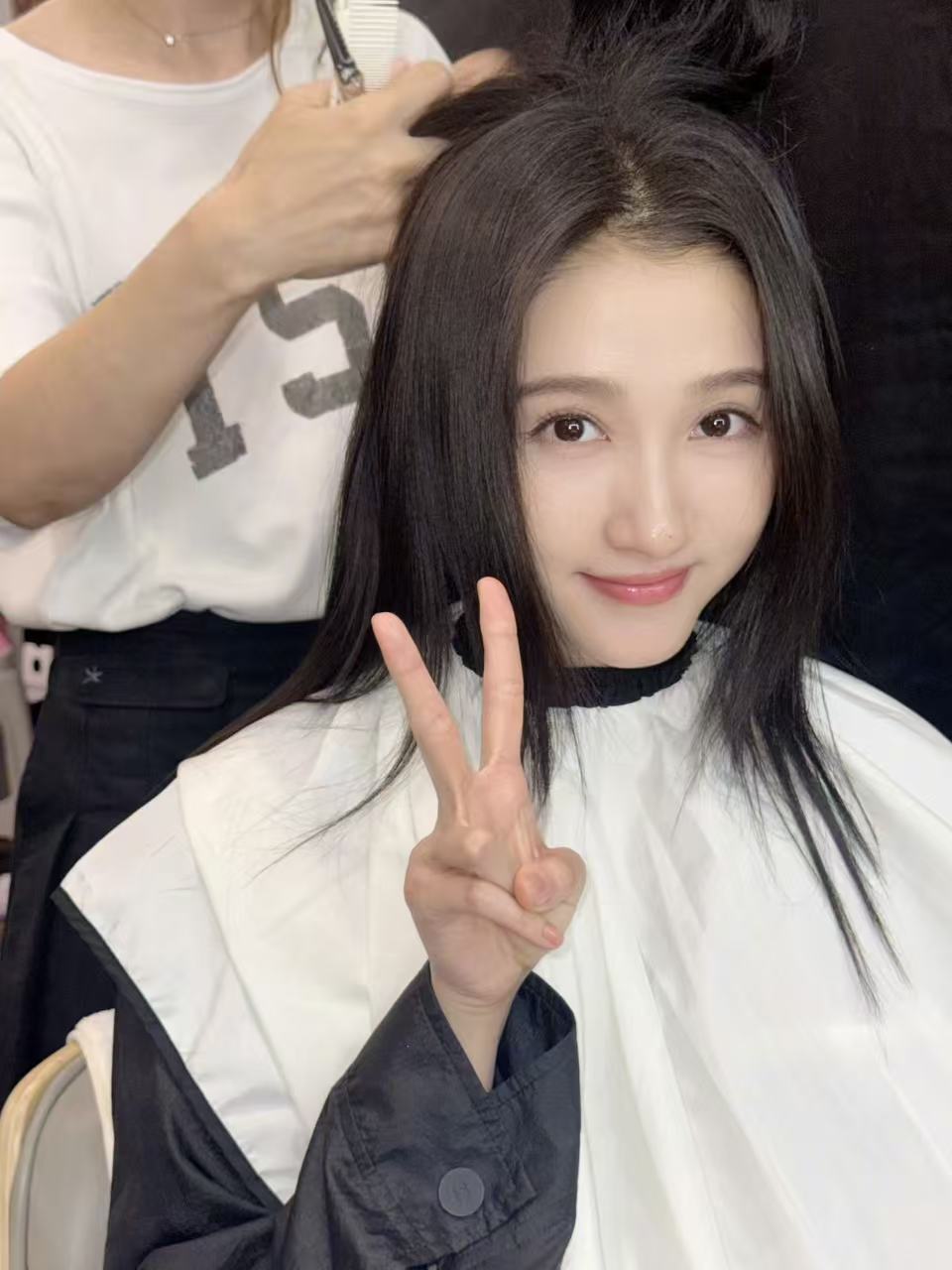 关晓彤剪发尾 美萌的妹妹 