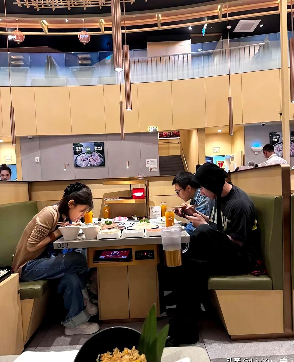 刘宇宁这大长腿，吃火锅都吃不安生。

11月14日晚，刘宇宁长沙演唱会一结束，就