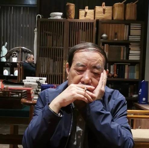 你觉得贾平凹的书值不值得一读?不值得读，他的书中有一股黄色的邪味。中国真正的文学
