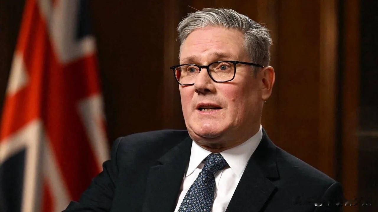 英国首相斯塔默正在和欧盟盟友密谈，打算往格陵兰部署军事力量！这一举动不仅是为了应