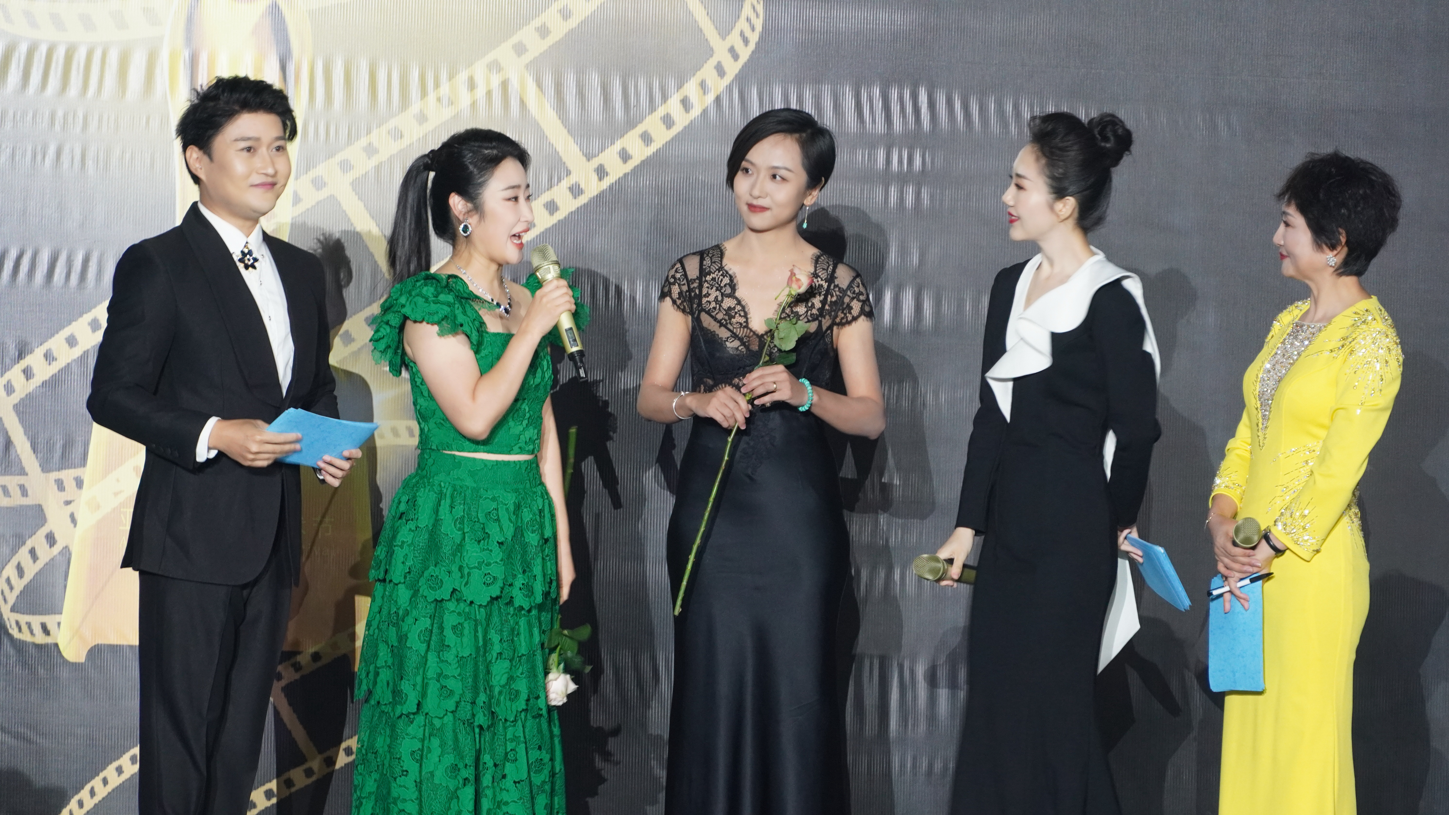 #流量在尖叫老戏骨在临沧团建##亚微节红毯上的老戏骨# 昨天是流量，今天是老戏骨