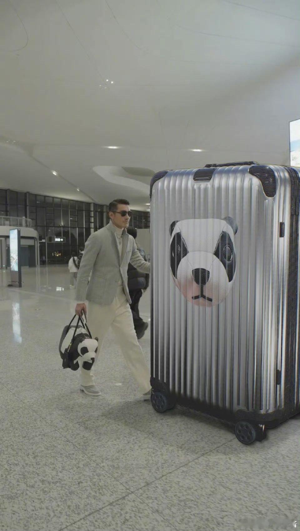 胡兵巨型行李箱装了35个look   胡兵在时尚领域还是很有自己的一套风格的呀，