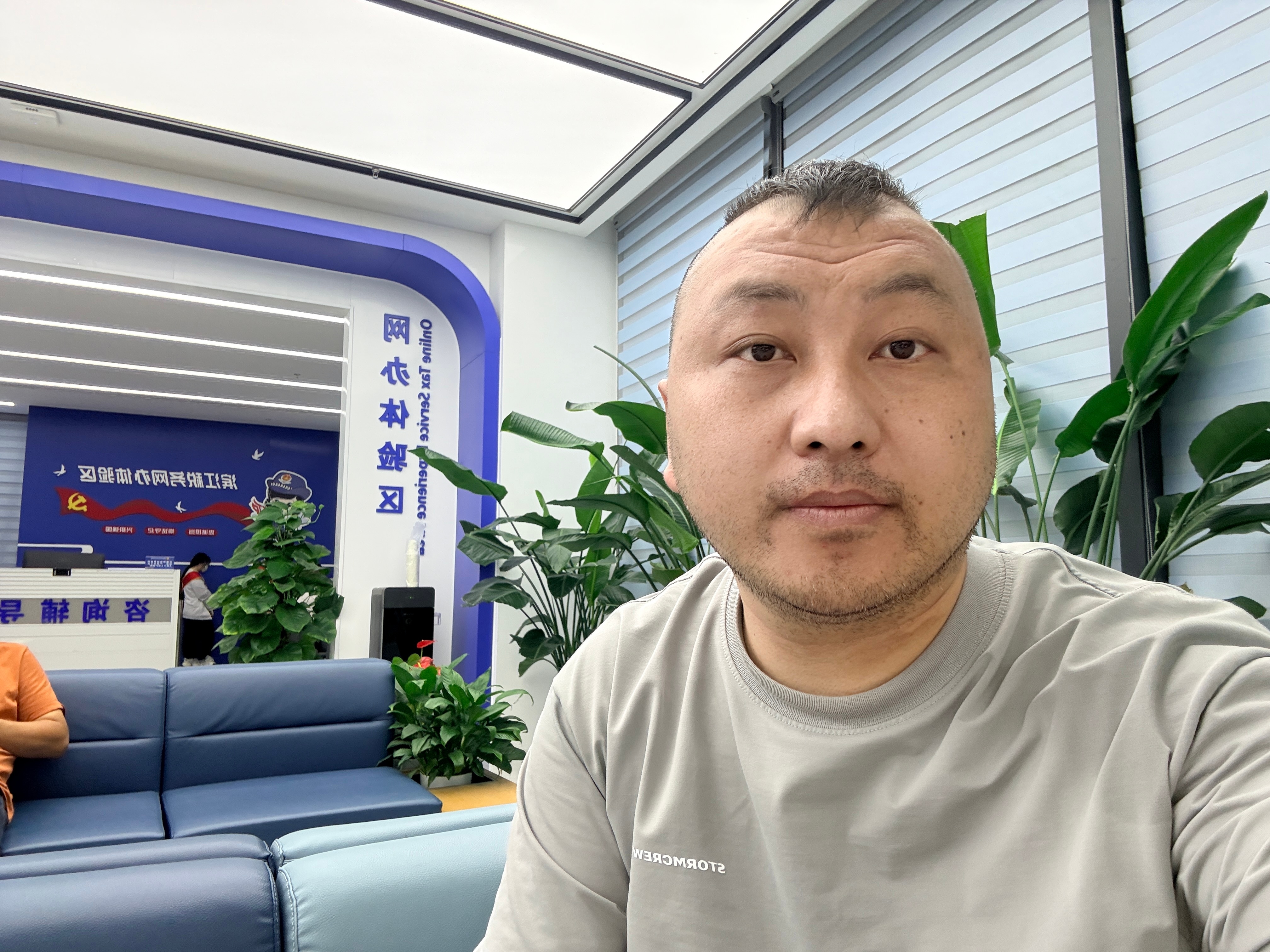 来税务 局办点业务，真的要依法纳税，为国家建设贡献自己的力量，还有我觉得我真的脸
