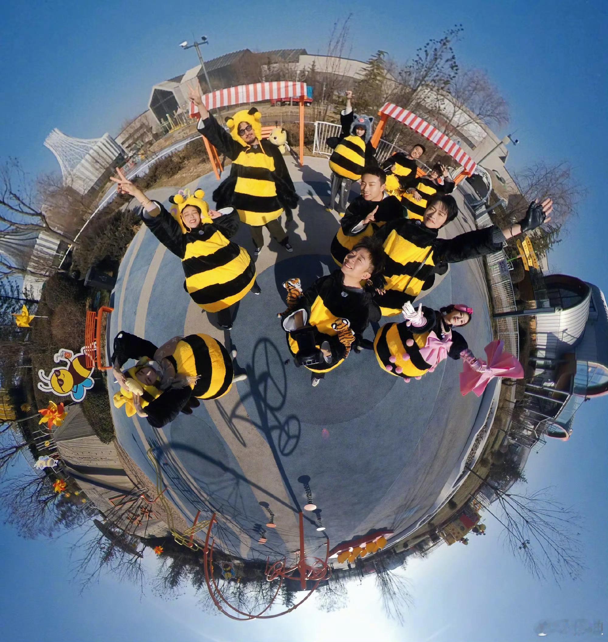 周五晚高疯抽风姿势征集 周五晚高峰就得看《周五晚高疯》，大家都走上了抽像画风啊。