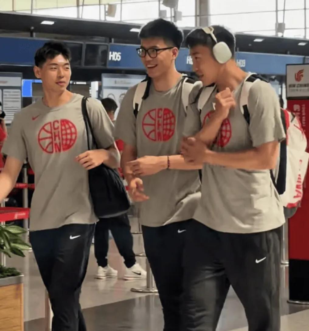 笑的很灿烂，焦伯桥回到国家队后终于露出自信的笑容！

今天，中国男篮短训营大部队