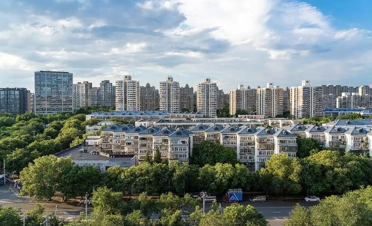 一个字的变化，透露楼市新风向

4月28日的中央政治局会议，对房地产市场释放了关