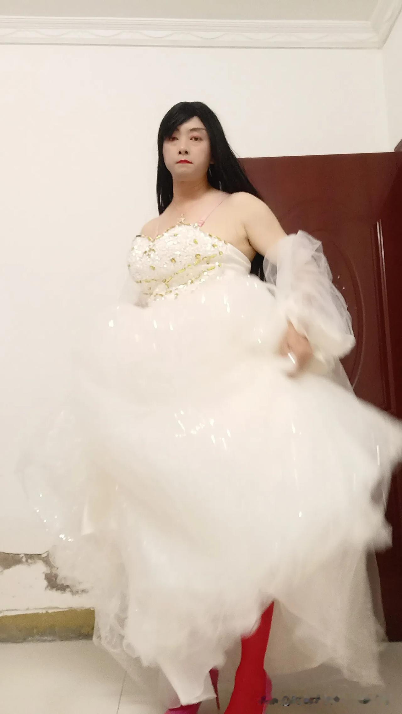 时尚大叔挑战穿婚纱自拍照
#蕾丝边大叔# #穿婚纱的你😚# #时尚我呢# #婚