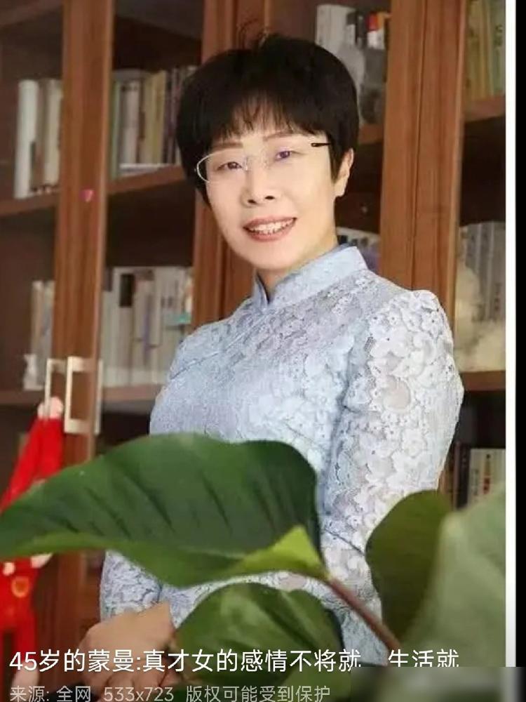 75岁刘晓庆刚拍完和小30岁男星的吻戏，转身就去跑5公里！
她今年档期排到明年