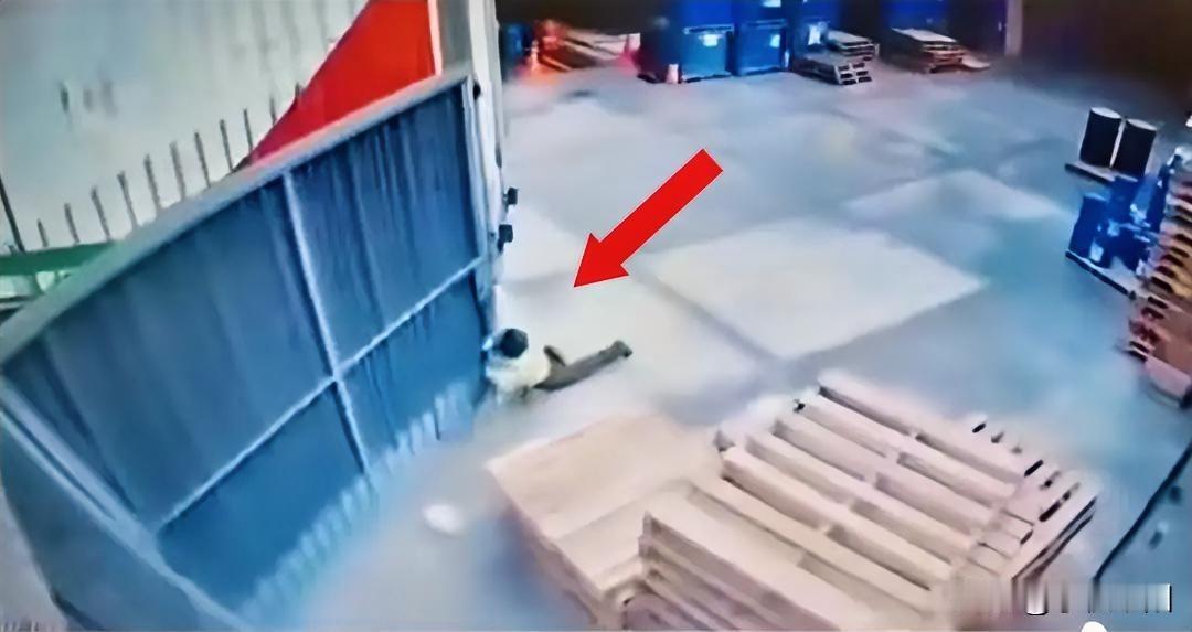 下面是某地一工厂内监控拍下的惨痛画面。一辆箱式大货车装完货出厂的时候，一名工人还