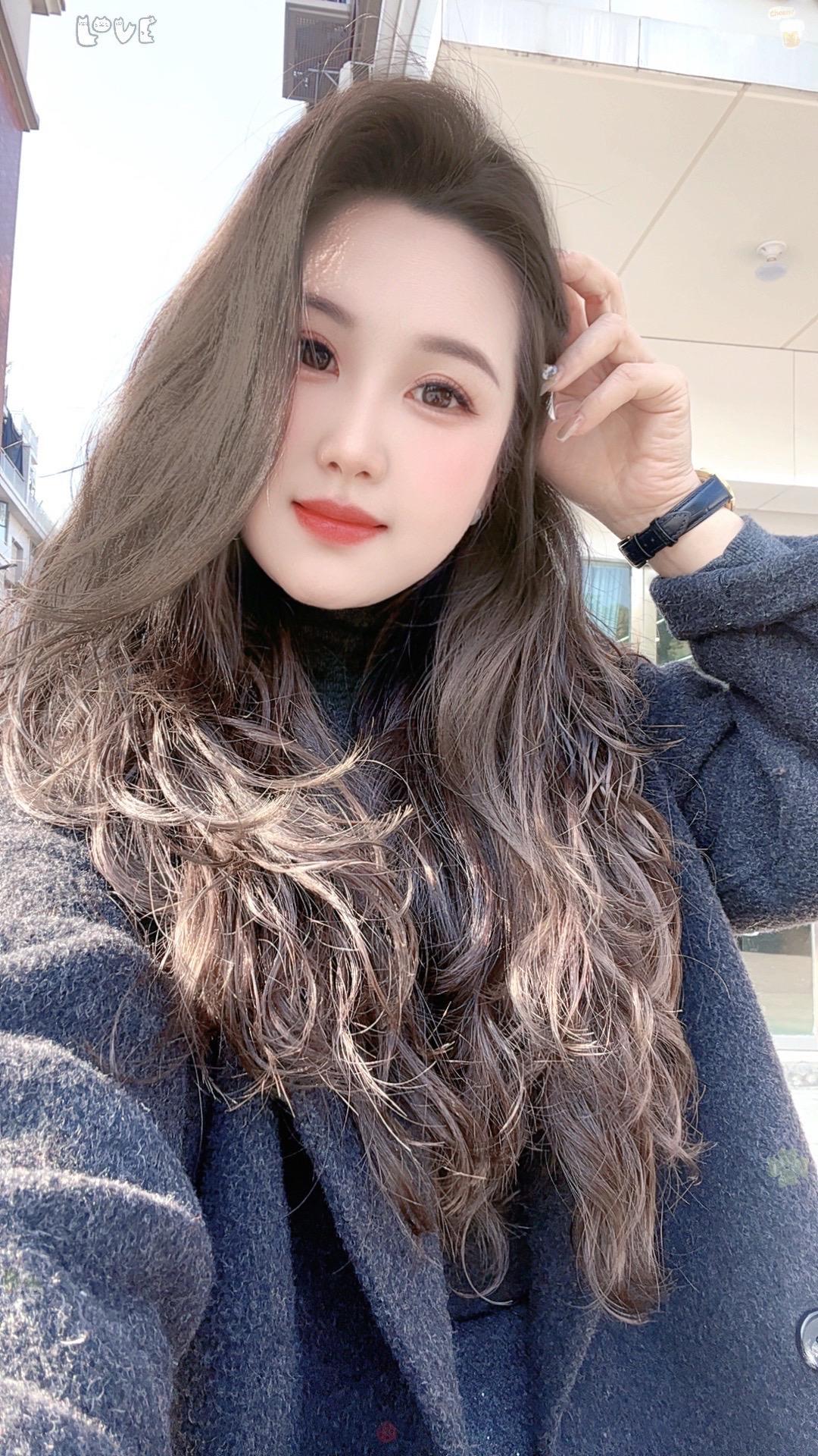 生活需要一点甜 发型需要一点卷 让快乐从头发蔓延…