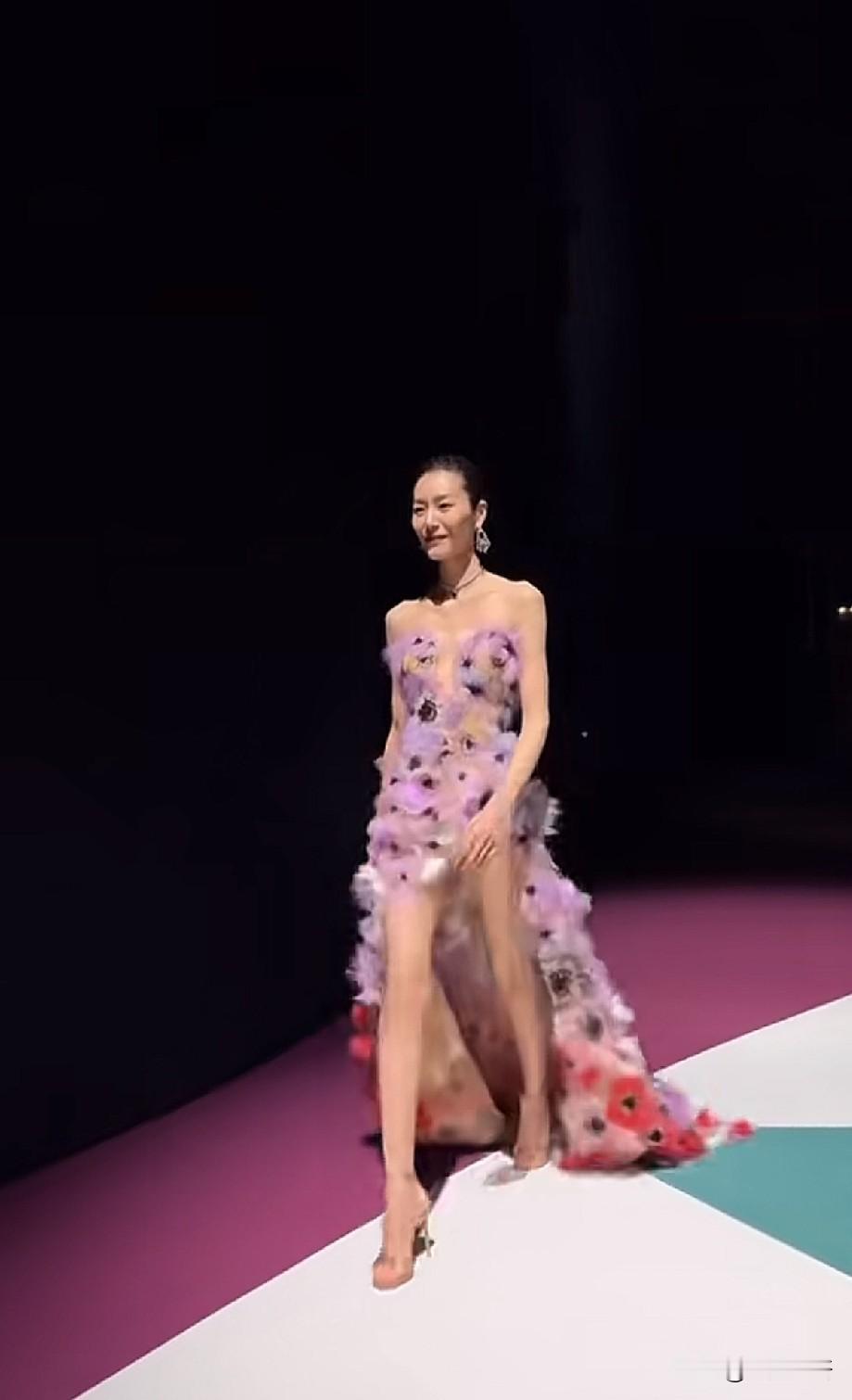 刘雯T台封神！穿“虞美人”羽毛裙走秀，笑起来的瞬间直接美出圈
 
近日，超模刘雯