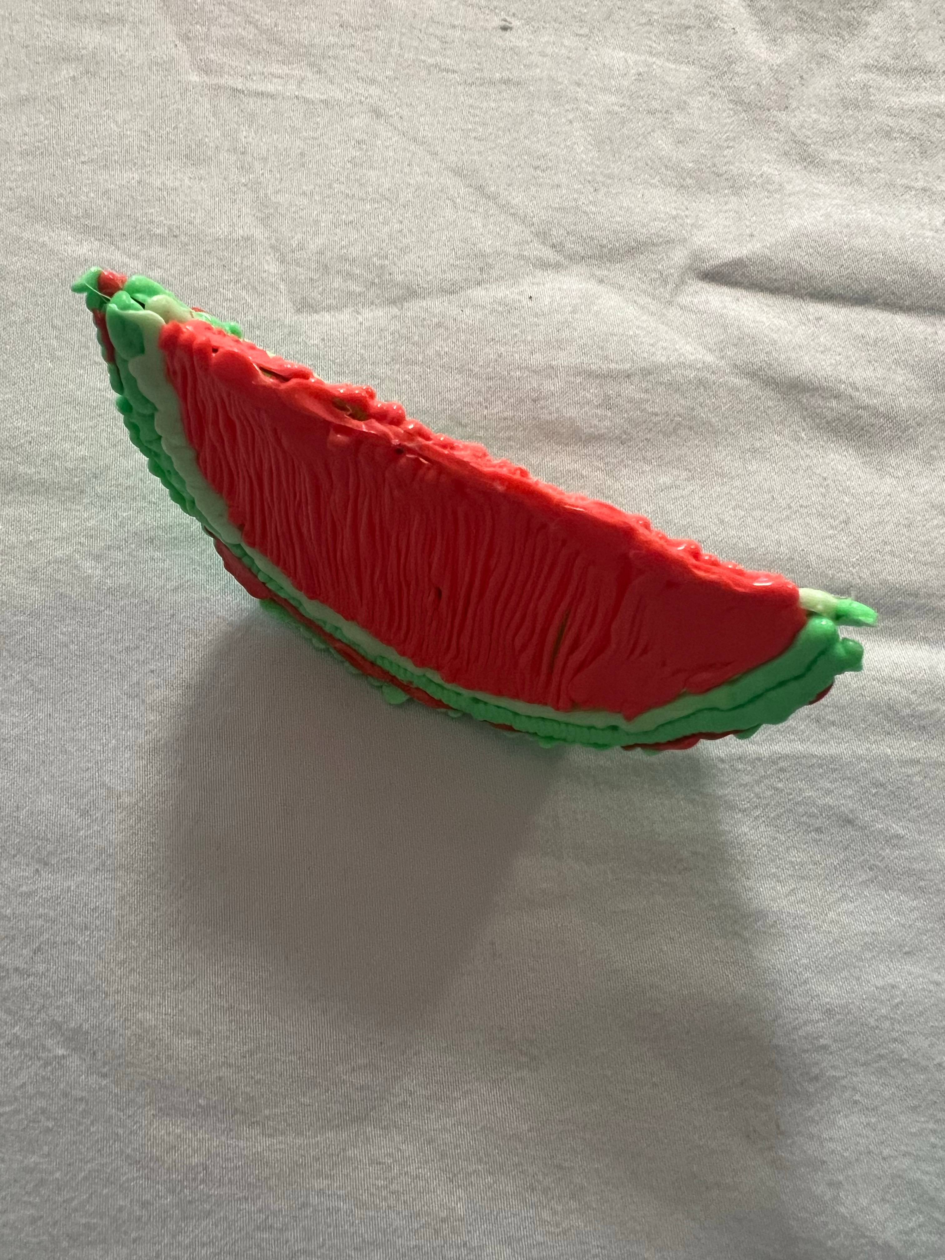 米米的英语课外班的压力和任务远比校内大好在娃娃一边哄一边跟情绪价值给足，礼物给足