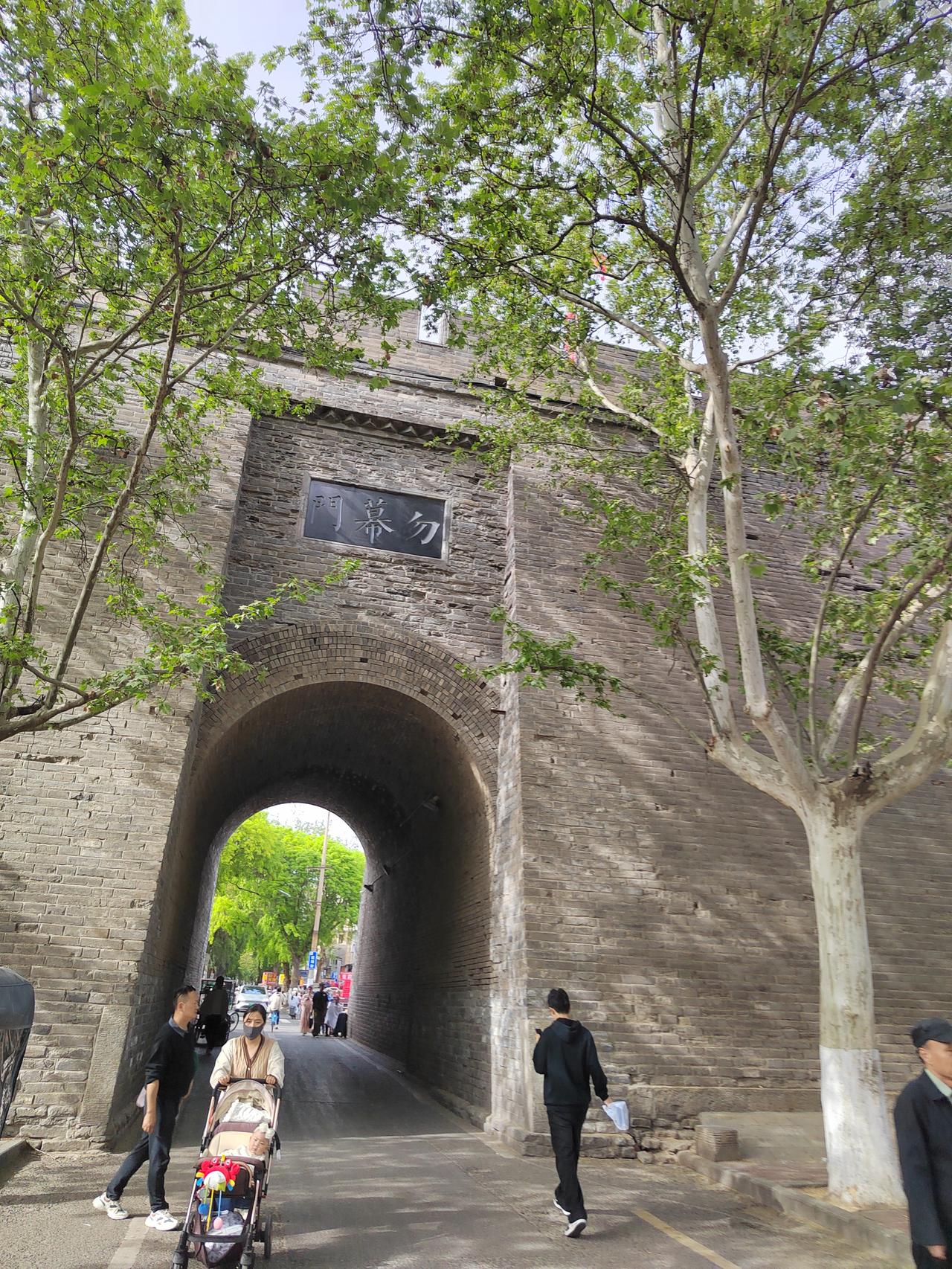 清明节假日的西安勿幕门早市
西安勿幕门俗称小南门早市是网红打卡地，清明节假日期间