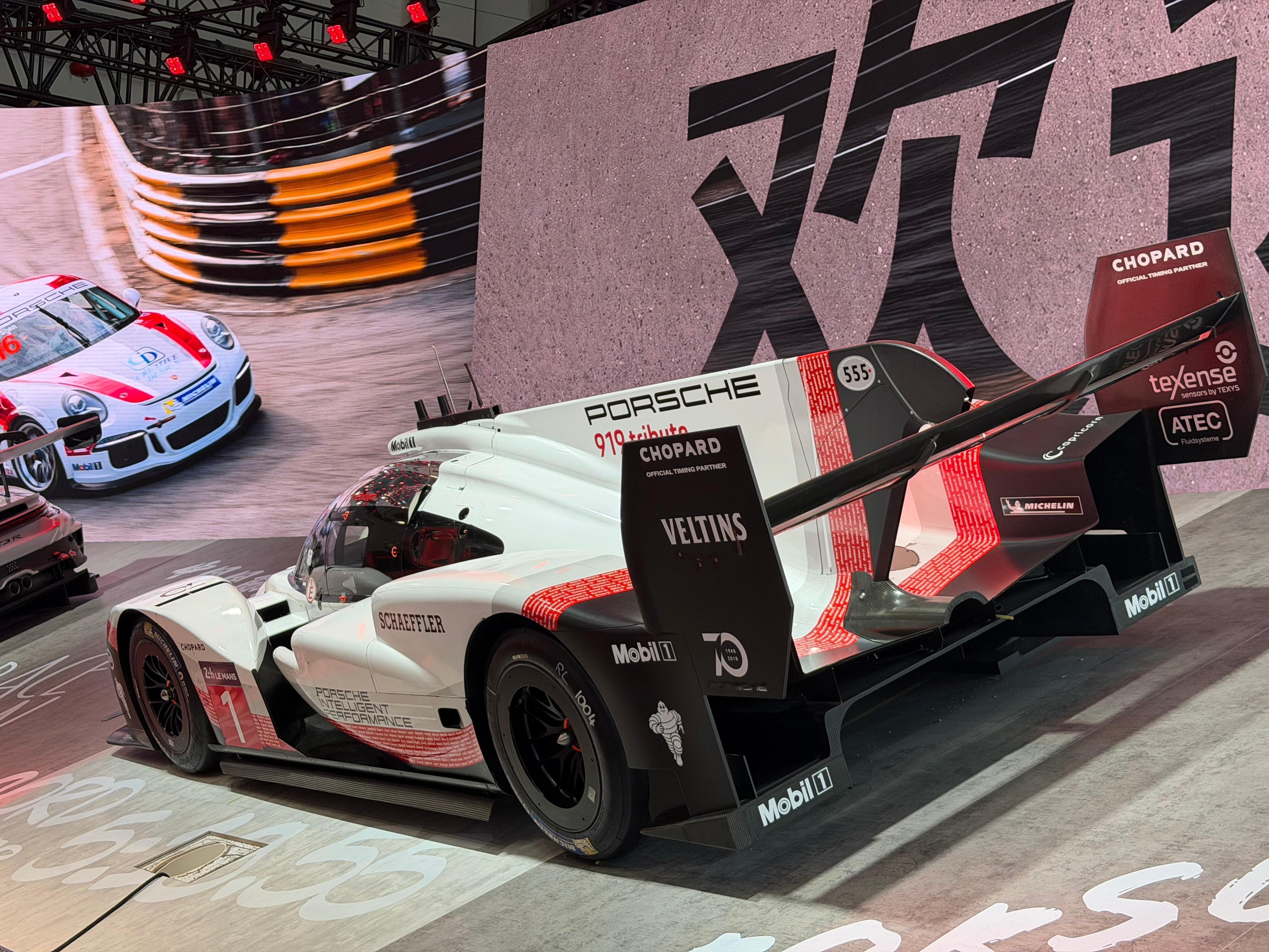 刚进展馆就偶遇了保时捷展台拉开幕布，这次展台布置也是一如既往的风格，里面有你们的