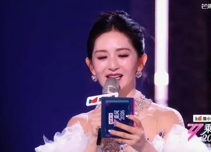 谢娜，一天两次激动发文。
4月15日，这一天可把谢娜开心坏了，5月5日的演唱会门