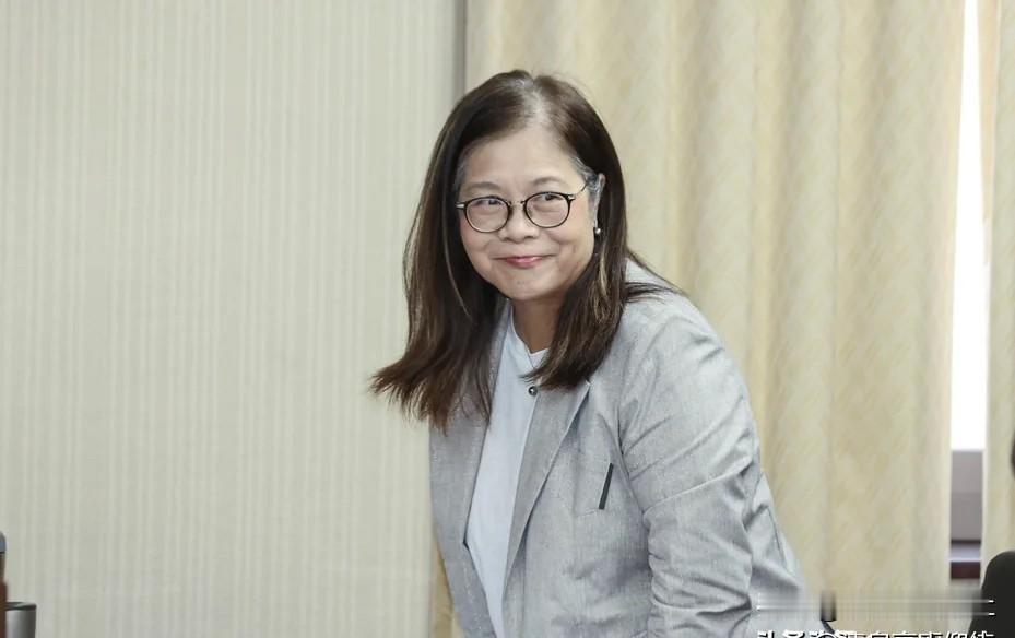 日菲阴险恶招，台独麻木！
大陆海警巡航，民进党叫嚣！

台海委主委管碧玲一本正经