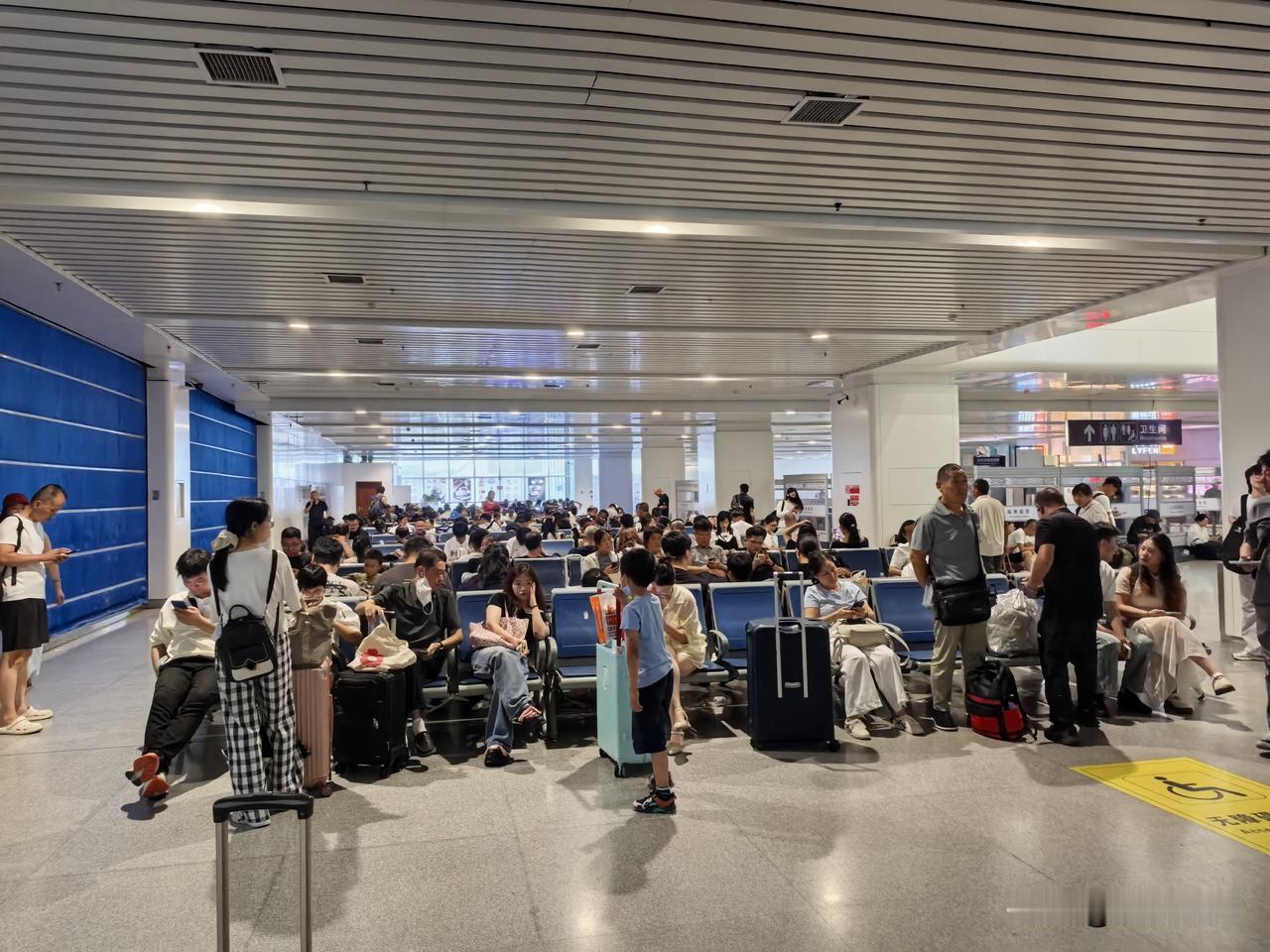 义乌站改造了这么久也没改造出什么像样的车站来！

义乌高铁站这客流量爆满，候车大