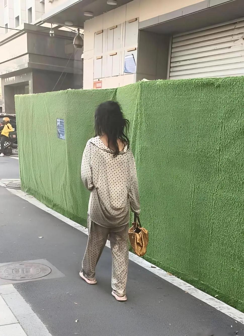 很多人没有留意，流浪女性的处境远比男性流浪者更加艰难。流浪汉尚且只需要抵御饥寒困