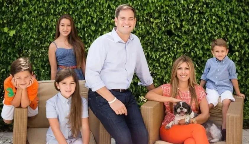 你知道吗？那个古巴籍的美国国务卿鲁比奥，其实是个“书呆子”出身，娶了个啦啦队队长