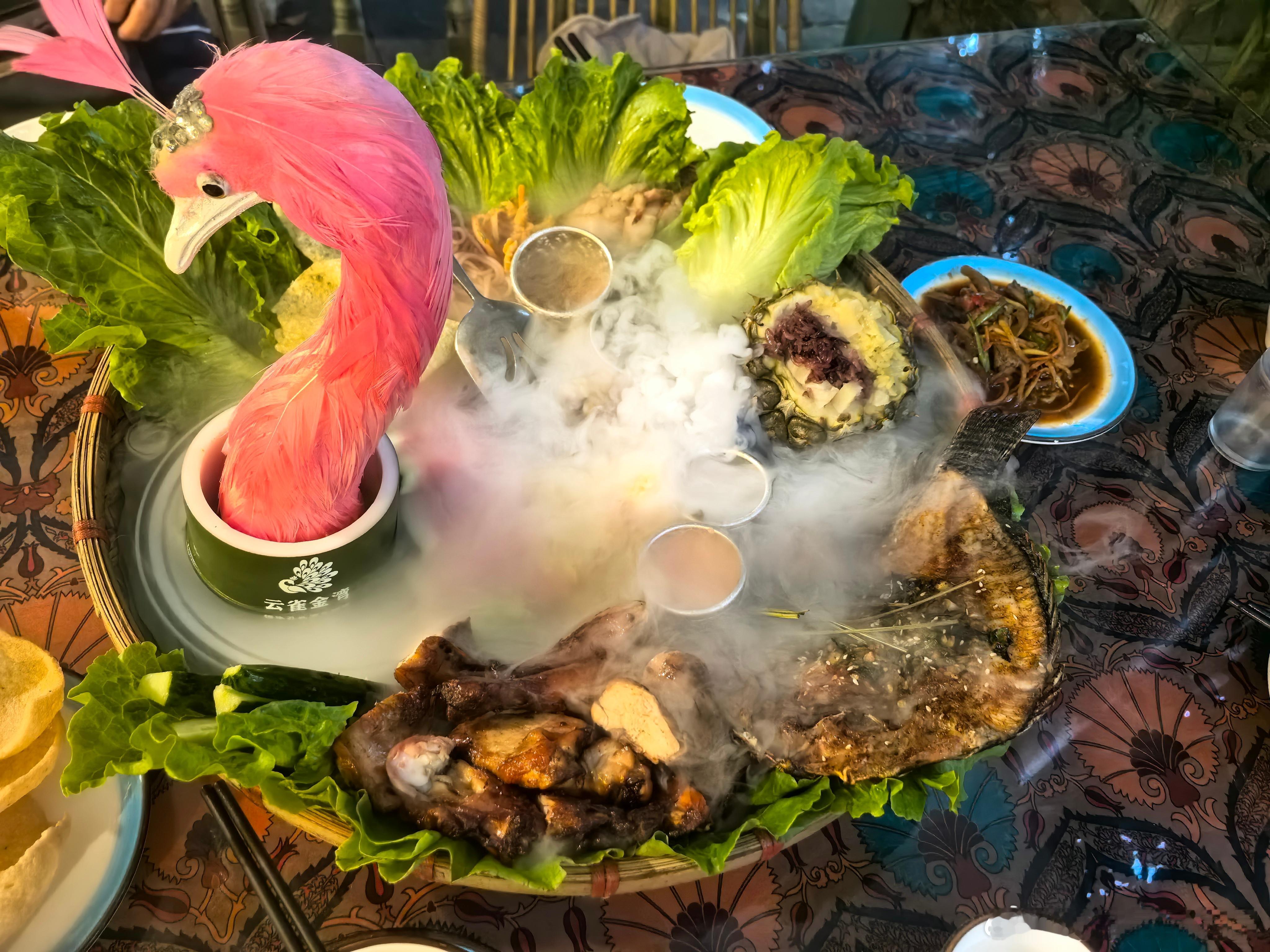 晚上吃了孔雀宴，注意粉红色的是孔雀，不是家禽[嘻嘻] ​​​
