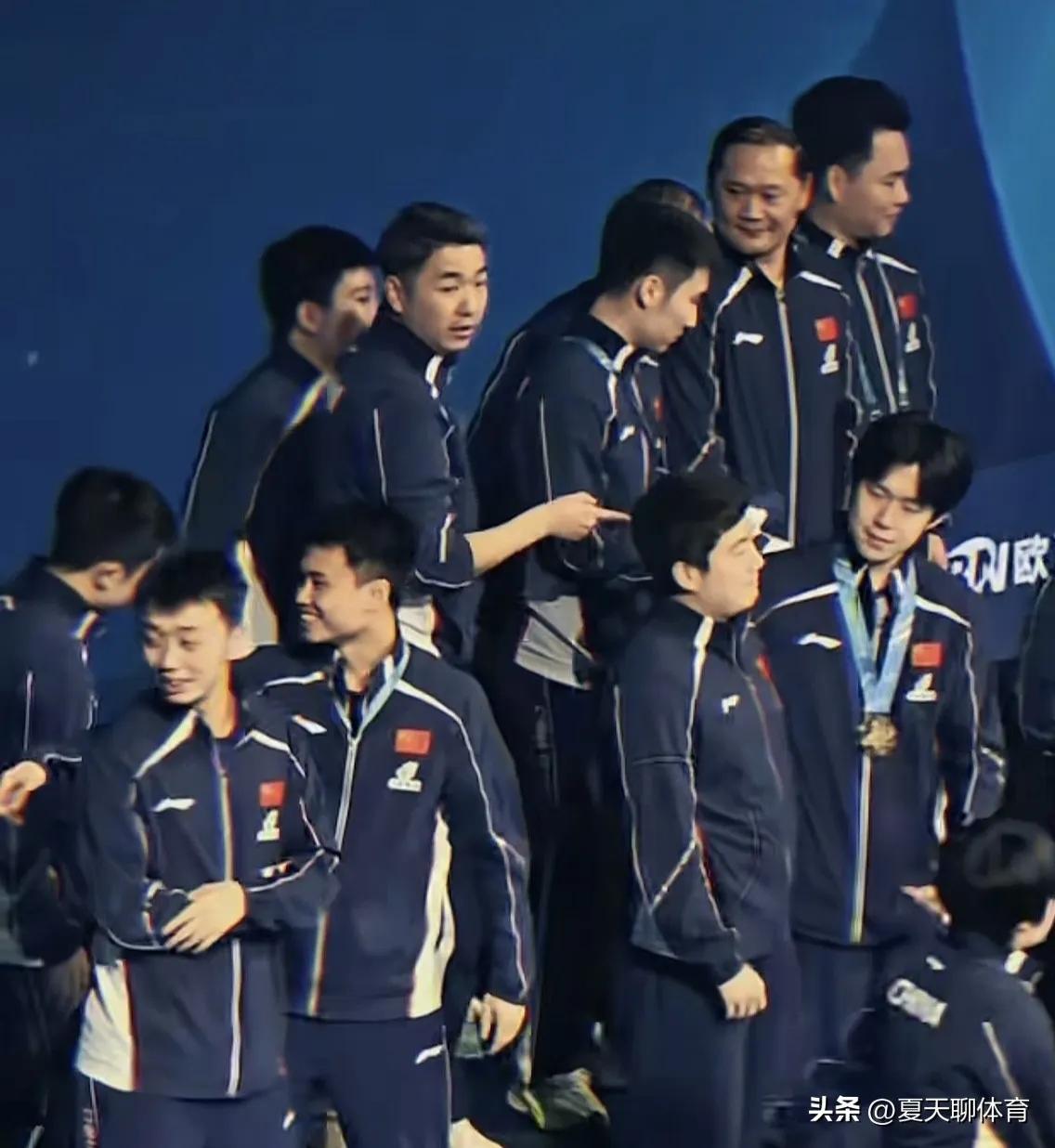 国乒大合影，王楚钦太暖心了。
    大合影的时候，周启豪黄友政都很开心，而他俩