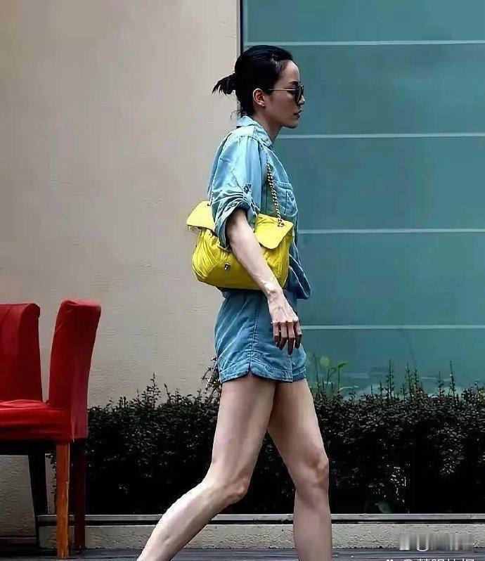 很多人说57岁的王菲依旧保有少女感是天生底子好，你认同吗？其实不光靠天赋，保养与