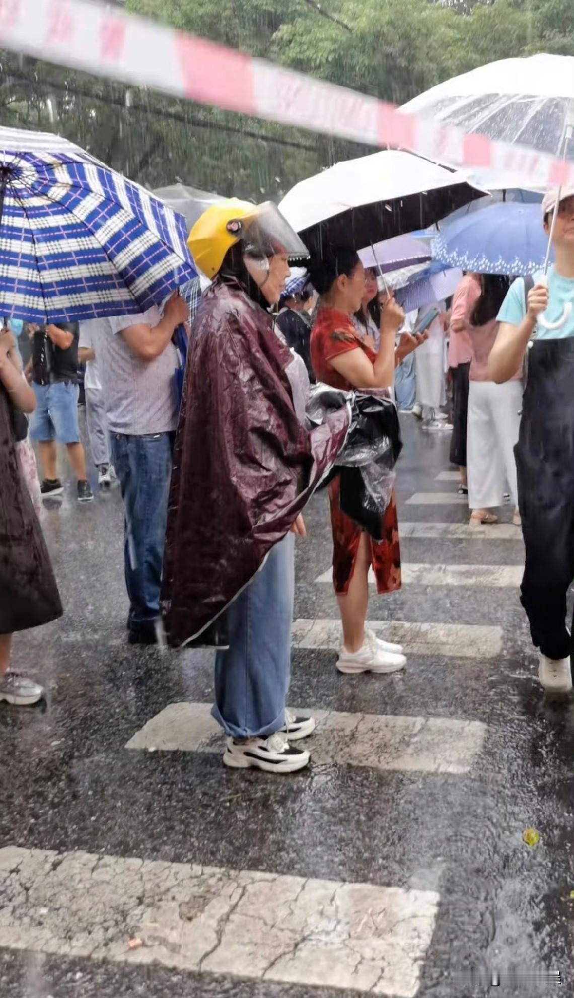 可怜天才父母心，大下雨天的也要坚持陪考！