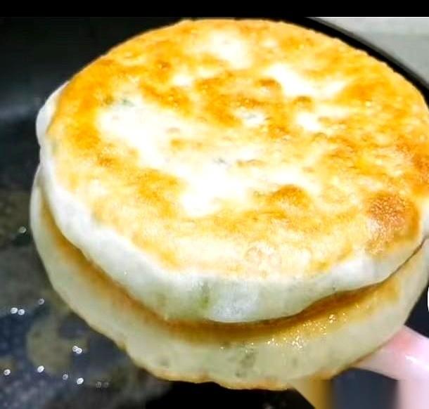 烙饼怎么总像在啃石头？别怪面粉不给力，是你那一通死磕的揉面手法，直接把蓬松的空气