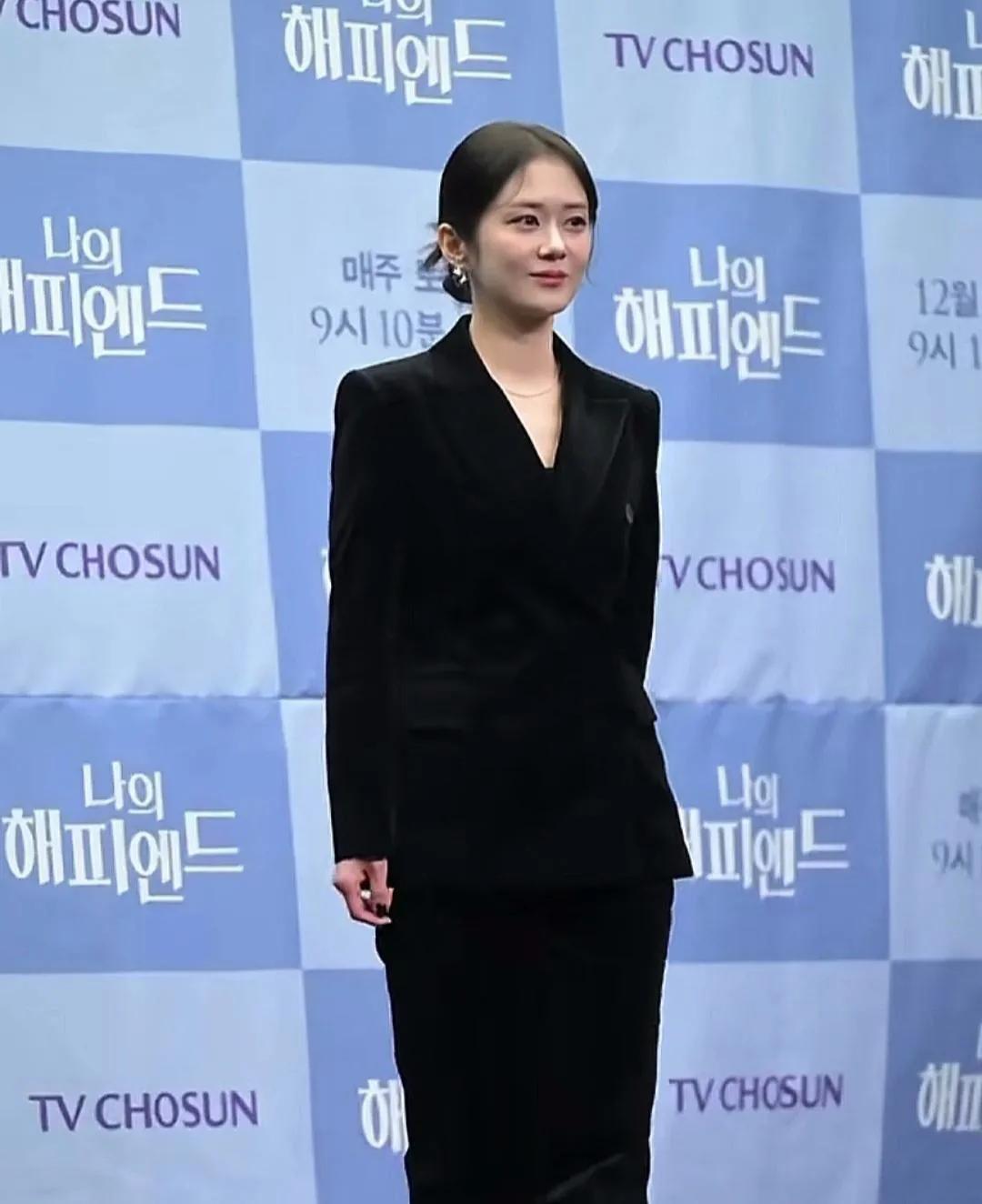 42岁张娜拉一袭黑衣出席活动， 皮肤紧致细腻，胶原蛋白饱满，一点都不显老，有网友