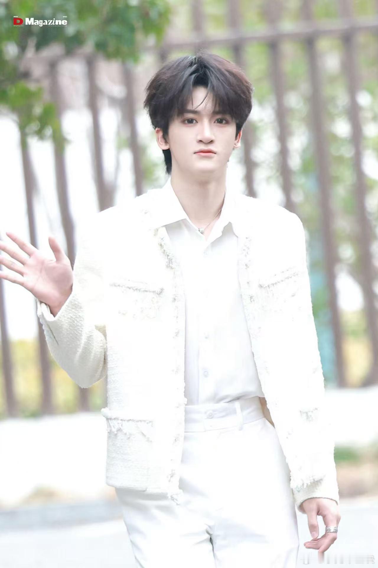 邓佳鑫演爸妈吵架时的我 看到现场前辈们意见不合，邓佳鑫勇敢举手的瞬间，直接想到爸