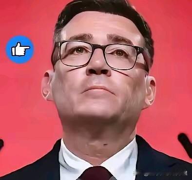 果然被我猜中了！
英国新首相伯纳姆上任第一天，电话要先给泽连斯基。
他坚定的表示
